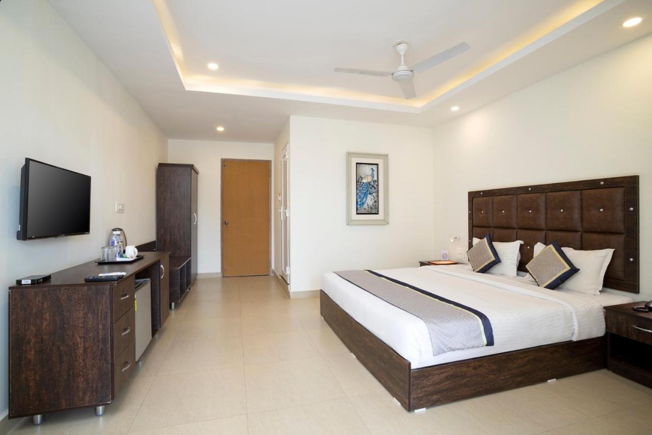 La Vaiencia Beach Resort, Morjim Exterior photo