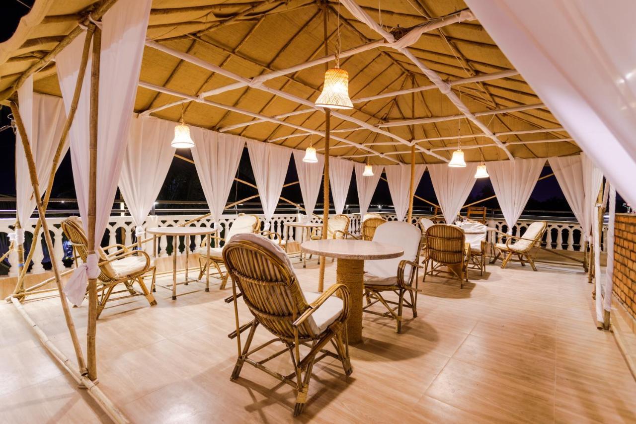 La Vaiencia Beach Resort, Morjim Exterior photo