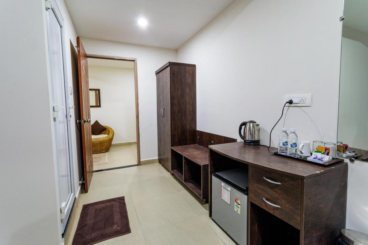 La Vaiencia Beach Resort, Morjim Exterior photo