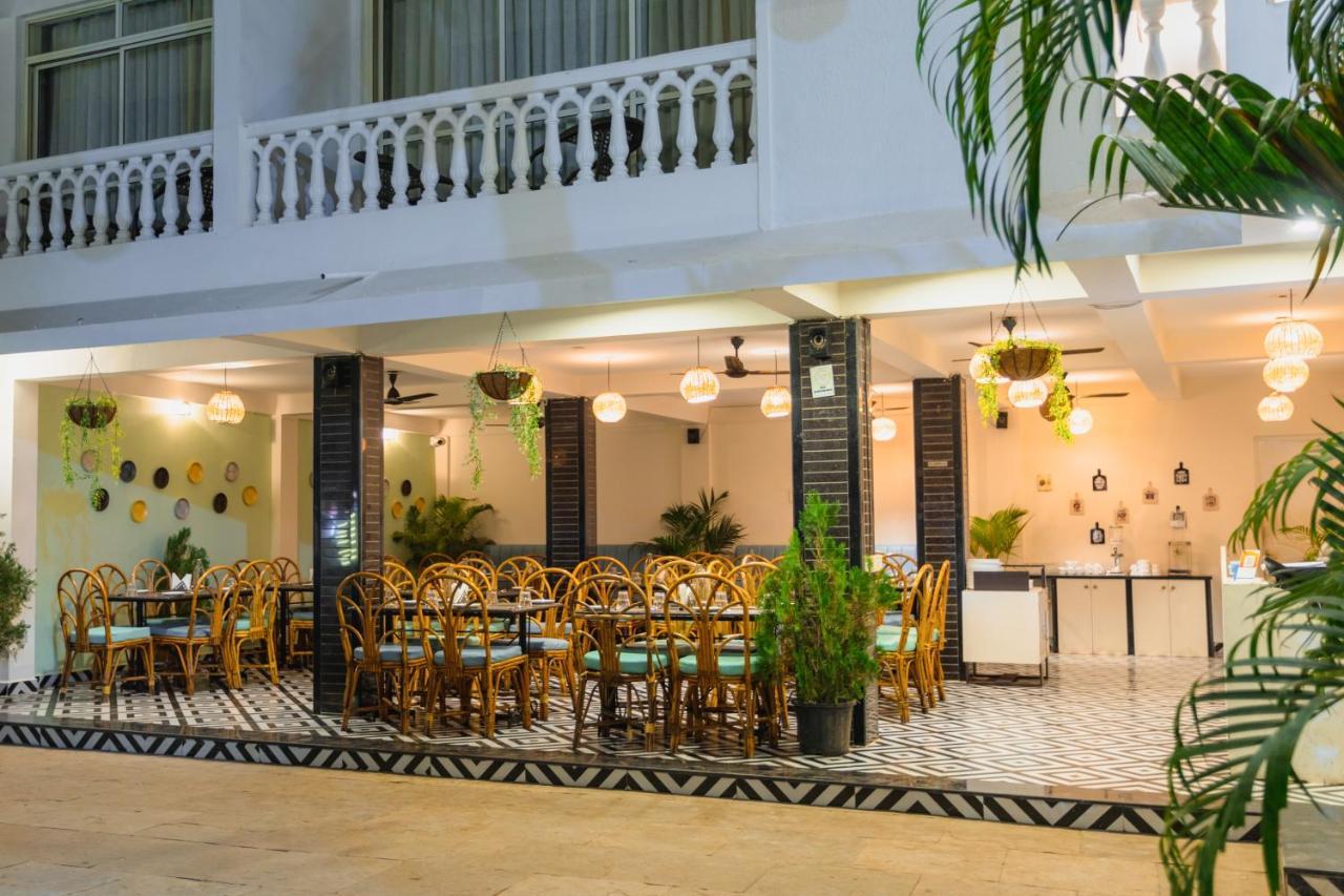 La Vaiencia Beach Resort, Morjim Exterior photo