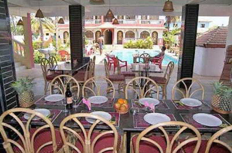 La Vaiencia Beach Resort, Morjim Exterior photo