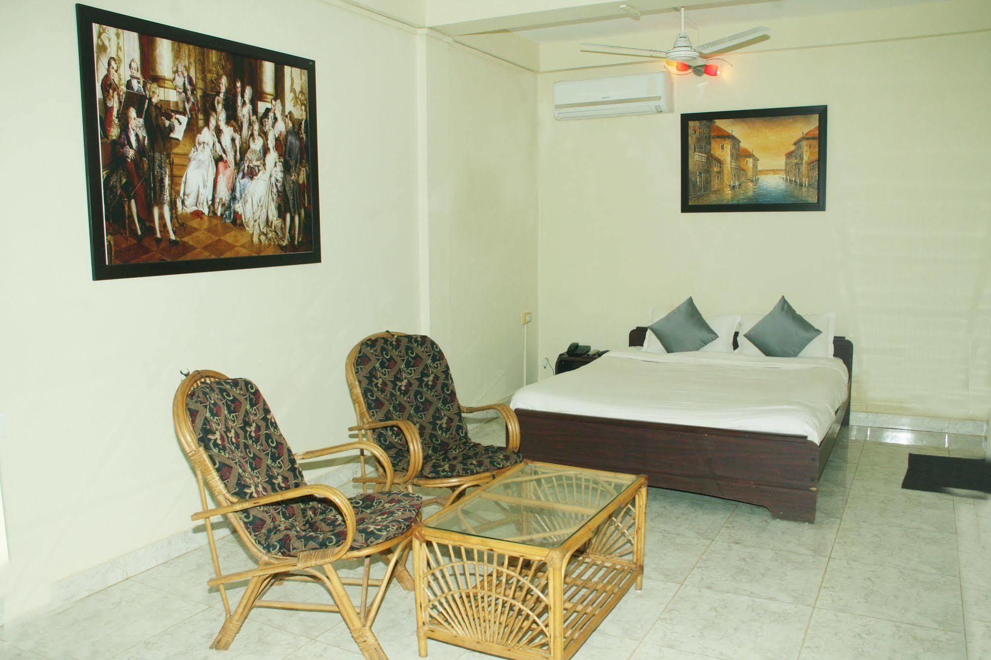 La Vaiencia Beach Resort, Morjim Exterior photo