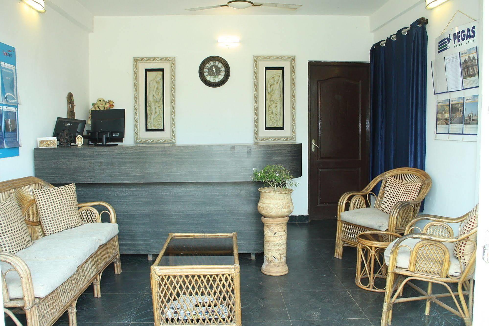 La Vaiencia Beach Resort, Morjim Exterior photo