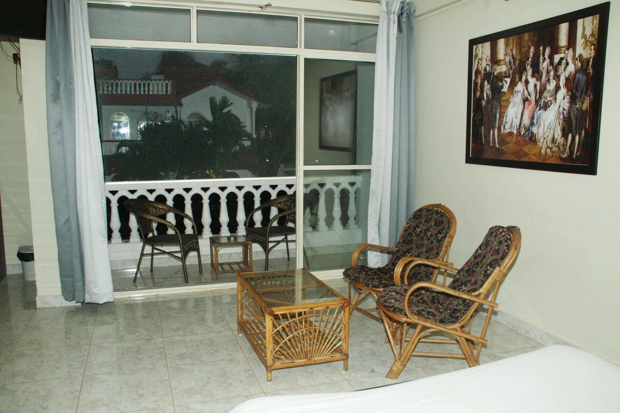 La Vaiencia Beach Resort, Morjim Exterior photo