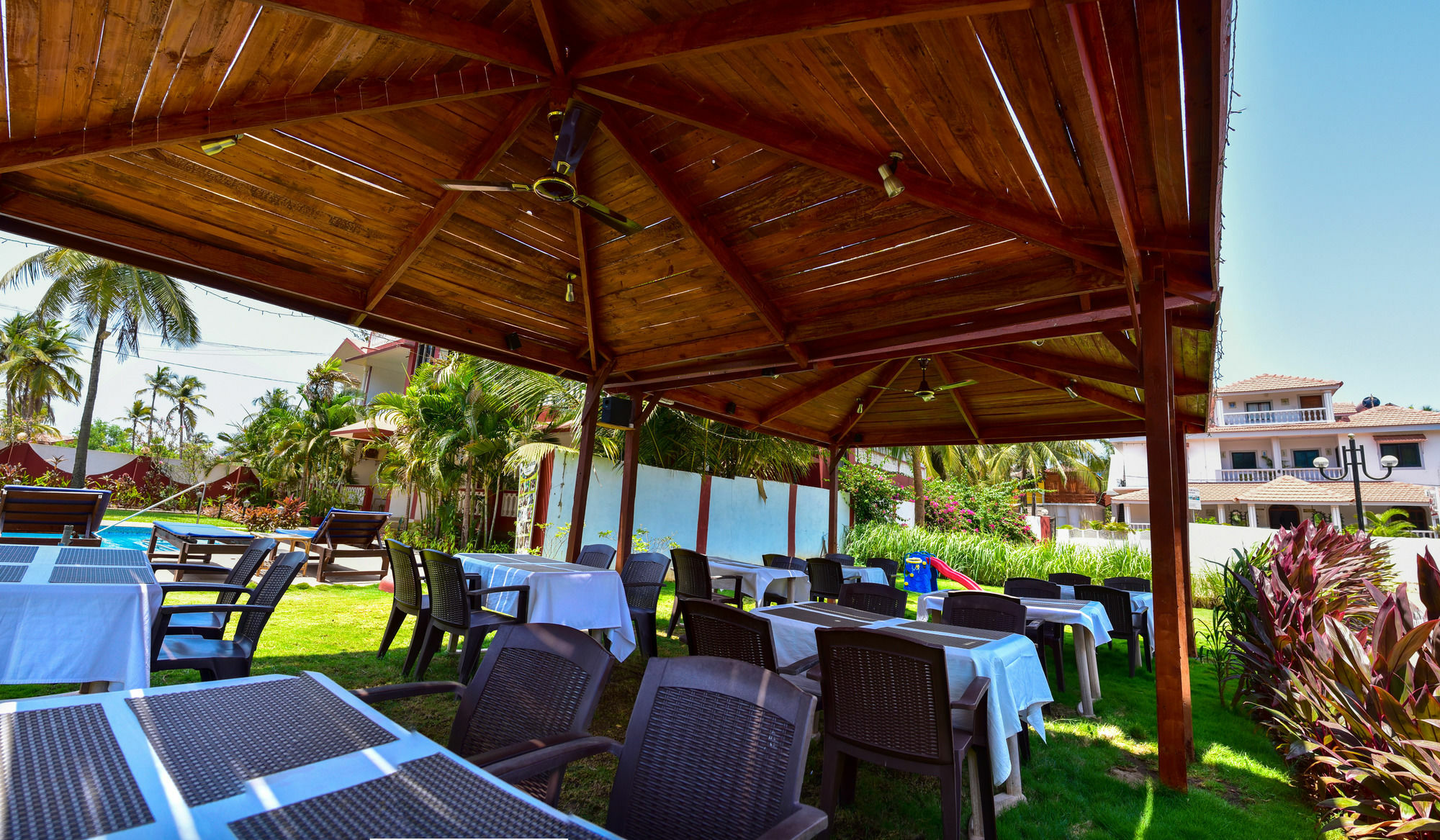 La Vaiencia Beach Resort, Morjim Exterior photo